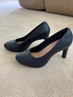 Clark’s Ambyr Joy navy blue pumps
